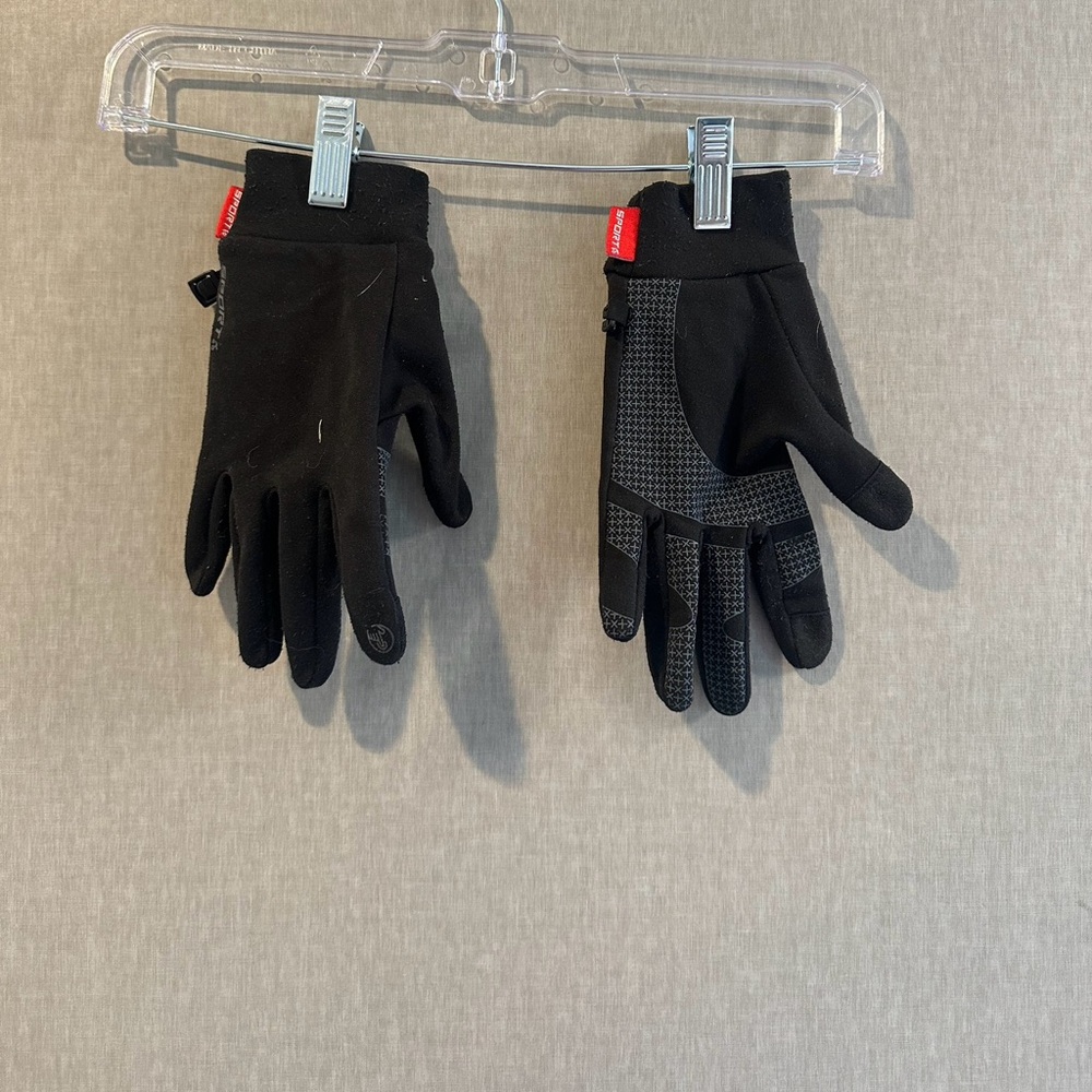 Sports gloves w/ touchscreen abilities